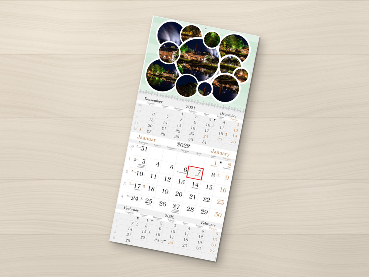 Lux kalender ümarate fotoakendega heledal puitpinnal