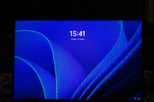 Windows lock screen showing the time 15:41 on a blue abstract wallpaper with date text in Estonian (teisipäev, 18. august).